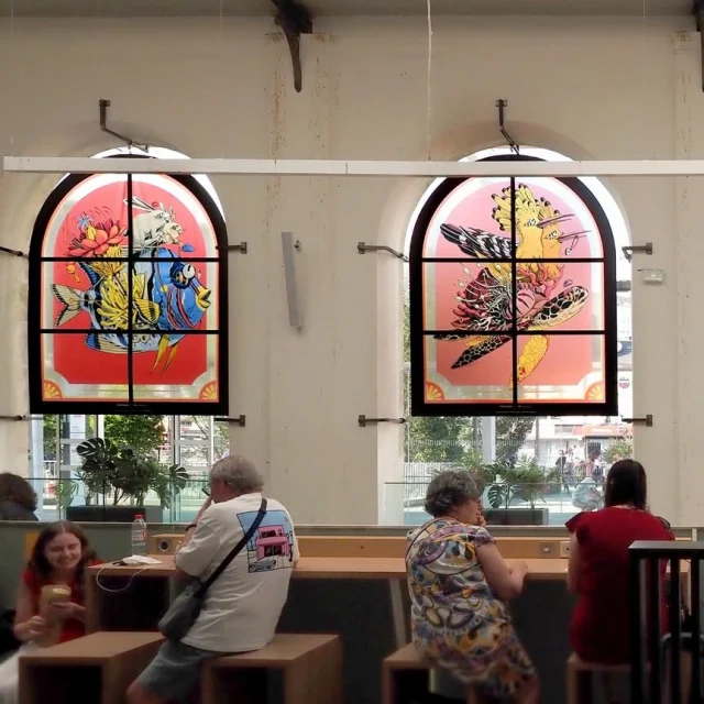 Chez DS Impression | Affiche, signalétique & PLV, nous avons eu l’honneur de réaliser un projet emblématique dans le hall de la gare #SNCF du #Mans, conçu comme une rencontre entre la technique et l’émotion artistique : "Fenêtre sur le vivant" de #Stom500

Ce projet, qui devait initialement être démonté à la fin du mois de septembre, continuera finalement de vivre 1 an supplémentaire – voire 2 ans, décision prise par la Ville du #Mans face au succès rencontré et à la solidité et la technicité de sa conception.

Nous tenons à remercier la Ville du #Mans et ses équipes pour la confiance qu’ils nous témoignent, matérialisée également par un courrier de recommandation que nous avons eu la fierté de recevoir.