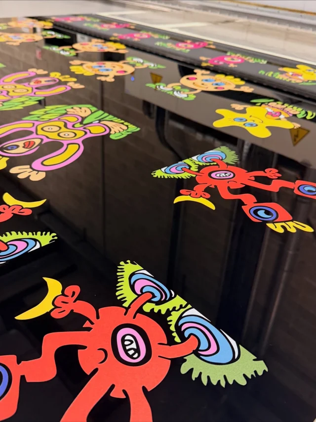 EN DIRECT DE NOS ATELIERS Impression d’Art multi-supports et multi-produits pour l’immense @damienligier et son immense fresque. 🤩