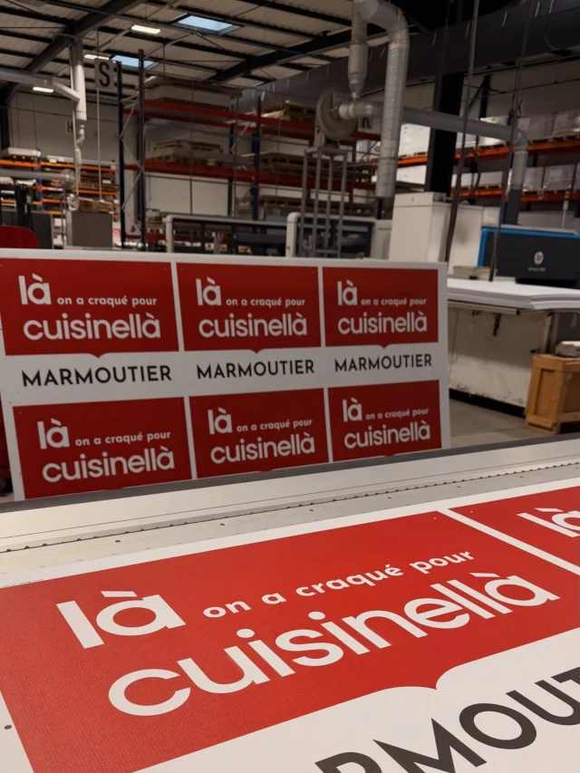 En direct de nos ateliers #PLV, l’outil d’aide à la vente indispensable 👉le panneau AKYLUX 80x60 cm avec œillets, au meilleur prix 🤩