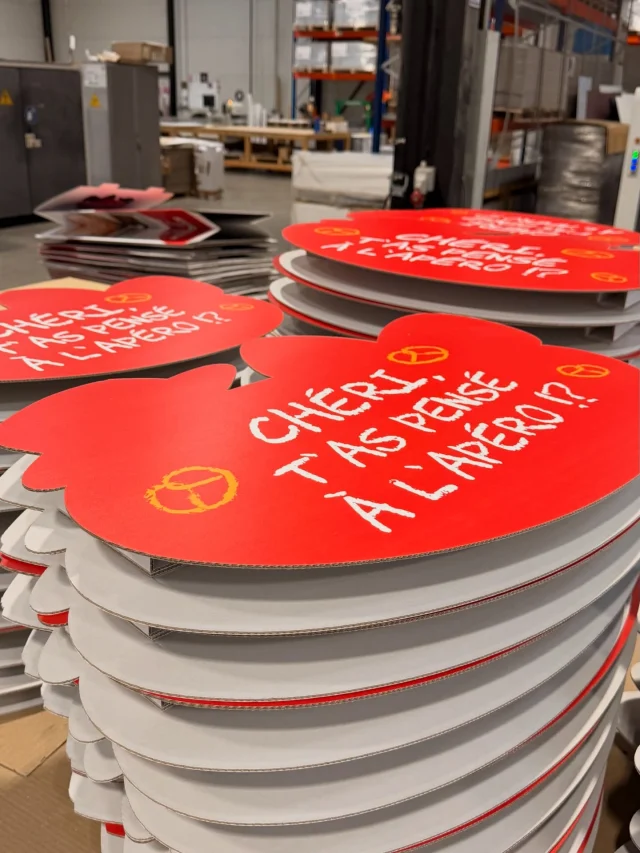 EN DIRECT DE NOS ATELIERS #PLV 🤩 Comptoir dégustation avec topper, le tout en carton ♻️, et montant facile. 

Demande de Devis 
👉 https://lnkd.in/dPPeUJ5

Commander en ligne
👉 https://lnkd.in/gKkcbfi