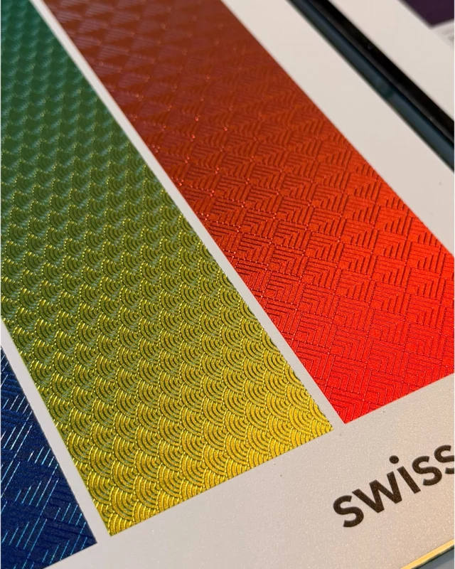 🤩 L’impression augmentée, c’est maintenant chez DS Impression.
Au-delà de l’image, chaque #PLV, #Merchandising, #Théâtralisation, #Œuvre dA’rt, #Affiche... devient une expérience sensorielle :

✅ Effets métalliques — dorés, cuivrés, chromés et irisés, sans dorure à chaud 
✅ Embossing Effects — reliefs tactiles et motifs gaufrés
✅ Textures réalistes — pierre, marbre, béton, rouille, bois, cuir… 
✅ Effets 3D multicouche— relief imprimé
✅ Effets nacrés et iridescents — rendus changeants selon l’angle de vue 
✅ Braille — accessibilité intégrée à l’impression

Rigide ou souple, bois, verre, métal, PVC, carton… pratiquement tous les supports jusqu’à 3,2 m de large.