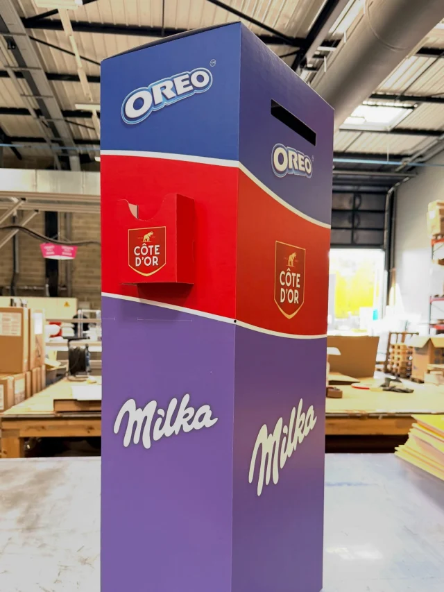 En direct de nos ateliers #PLV un grand classique sur mesure : L’URNE DE SOL avec distributeur de bulletins de jeu ♻️

Vos dispositifs complets de PLV instore et vos demandes sur :
👉 www.dsimpression.fr 
A partir de 1 ex et jusqu’à + de 1000 ex en série.

#trademarketing