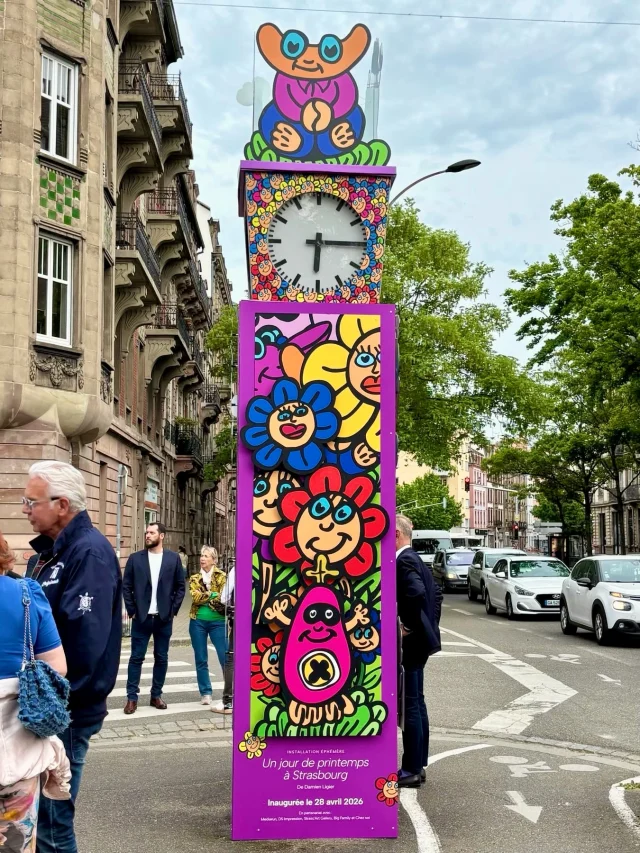 Strasbourg met les pendules à l’art avec DS impression. 🤩 A contempler place de Haguenau.