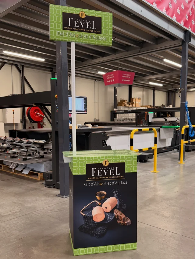 EN DIRECT de notre atelier #PLV 👉 Un grand classique, le comptoir Dégustation en carton ♻️ avec mat et fronton 🤩 Commande à partir de 1ex, prix optimisé à partir de 50 ex, 60€ ht / pièce. 

Un projet ? 👉 https://www.dsimpression.fr
